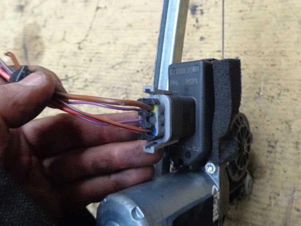 LEVE VITRE OPEL ZAFIRA B ARRIERE DROIT ELECTRIQUE - Vue 3